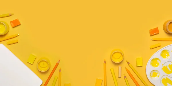 Баннер с инструментами художника на желтом фоне — стоковое фото
