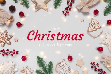 Beyaz arka planda süslemeleri olan Noel kartpostalı