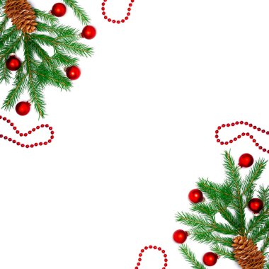 Mücevher ve çelenklerle izole edilmiş köknar ağacı.