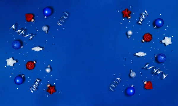 Χριστουγεννιάτικα στολίδια σε σκούρο μπλε φόντο — Φωτογραφία Αρχείου