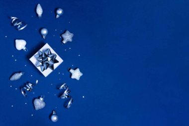 Mavi arka planda noel hediyeleriyle birlikte mevcut