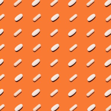 Turuncu arka planda ilaç ve haplar