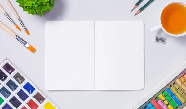 Beyaz arkaplanda sanatçı çalışma alanı