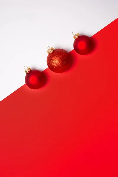 Χριστουγεννιάτικη κάρτα με κόκκινα στολίδια — Φωτογραφία Αρχείου