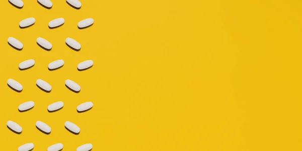 Banner amarelo com pílulas e comprimidos de medicamentos — Fotografia de Stock