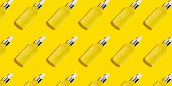 Patrón de botella de suero sobre fondo amarillo —  Fotos de Stock