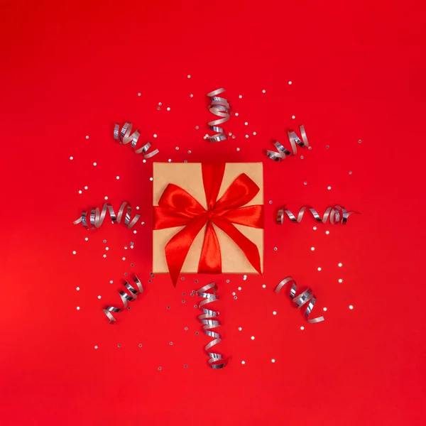 Kırmızı zemin üzerinde kurdele olan hediye kutusu
