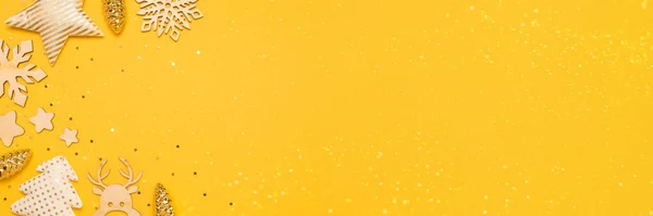 Banner de Navidad con decoraciones sobre fondo amarillo — Foto de Stock