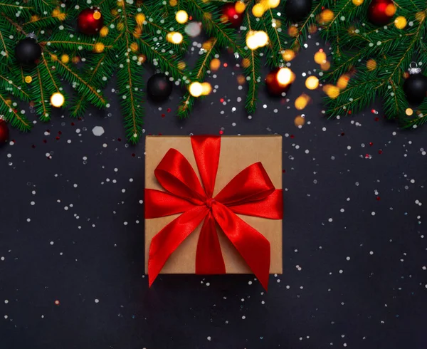 Siyah arkaplanda süslemeleri olan mevcut kutu