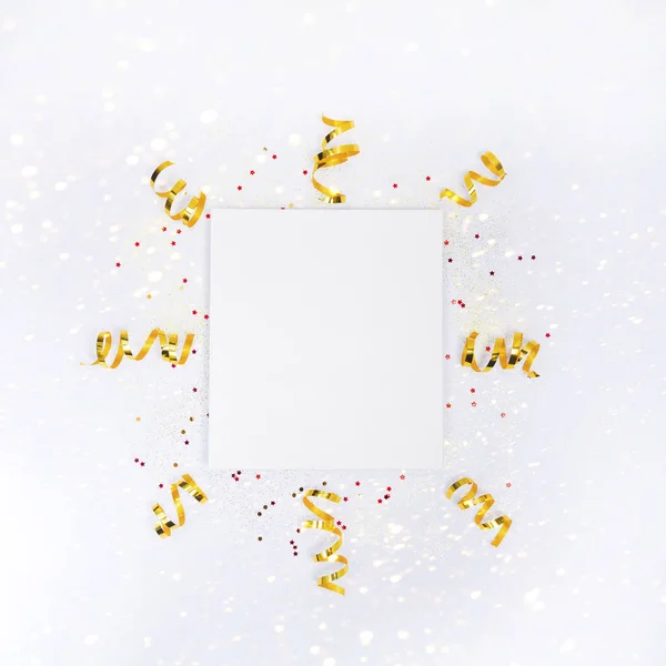 Белая бумага с золотыми украшениями — стоковое фото
