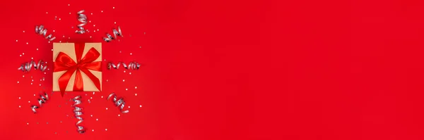 Banner con caja actual sobre fondo rojo — Foto de Stock