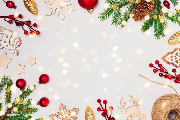 Beyaz arkaplanda Noel süslemesi olan çerçeve