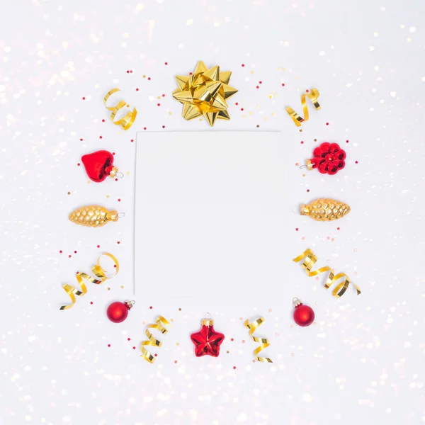 Postal de Navidad con papel en blanco y decoraciones — Foto de Stock