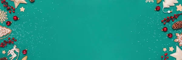 Mavi arka planda süslemeleri olan Noel afişi