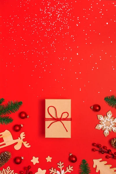 Mücevher, süs eşyası, köknar ağacı dalları ve kırmızı zemin üzerinde kar olan sıfır atık Noel hediyesi. Tebrik kartı, afiş. Tatil konsepti. Derisi yüzülmüş