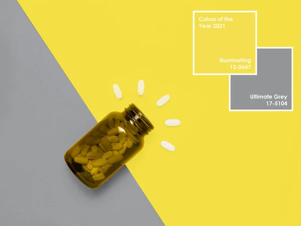 Medizinische Tabletten Der Flasche Auf Illuminating Yellow Und Ultimate Gray — Stockfoto