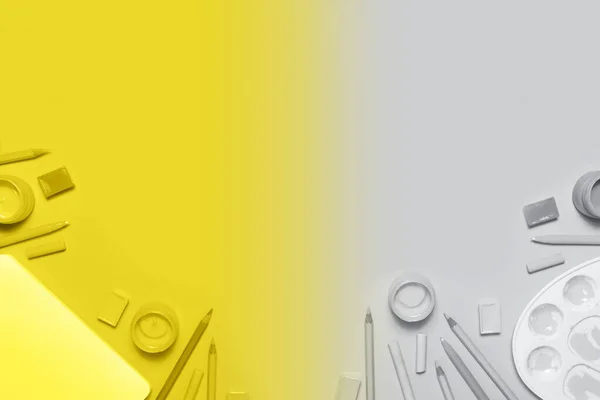 Künstlerischer Arbeitsplatz Mit Leuchtend Gelbem Und Ultimativem Grauen Malerwerkzeug Kreatives — Stockfoto