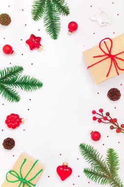 Noel çerçevesinde el işi kağıtları, mücevherler, köknar ağacı dalları ve ışıklar var. Sosyal medya için dikey baskı. Kopyalama alanı olan deri yüzme