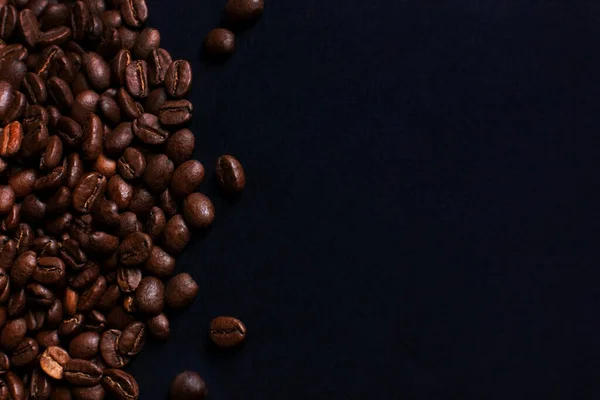 Кофейные зерна на черном фоне — стоковое фото