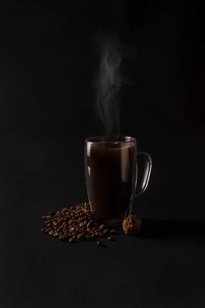 热的黑咖啡 杯子里的巧克力松露和许多咖啡豆在黑暗的背景 早餐咖啡爱的概念 — 图库照片