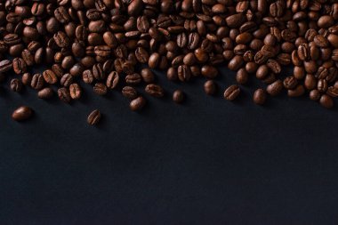 Siyah arka planda taze kahve çekirdekleri.