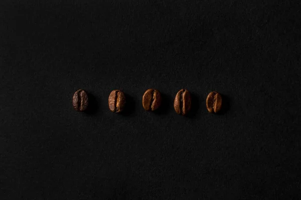 Пять различных типов кофейных зерен — стоковое фото