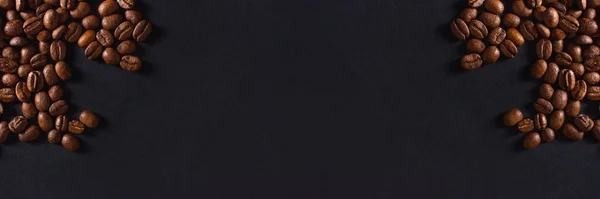 Знамя Свежеобжаренными Кофейными Зернами Крупным Планом Черном Каменном Фоне Вид — стоковое фото
