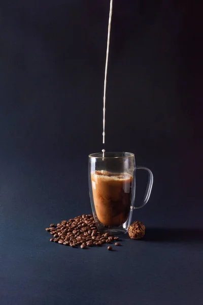 Sütlü, mantarlı ve fasulyeli sade kahve.