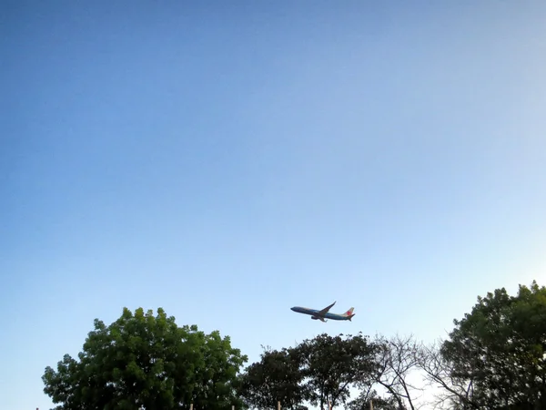 Avião voando no céu azul — Fotografia de Stock