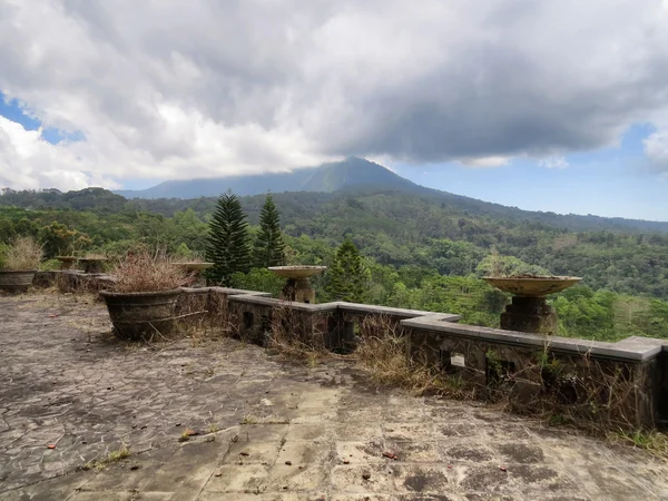 Bedugul, Bali, Endonezya, terk edilmiş bir otel