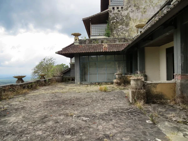 Bedugul, Bali, Endonezya, terk edilmiş bir otel