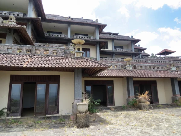 Övergivet hotell i Bedugul, Bali, Indonesien — Stockfoto