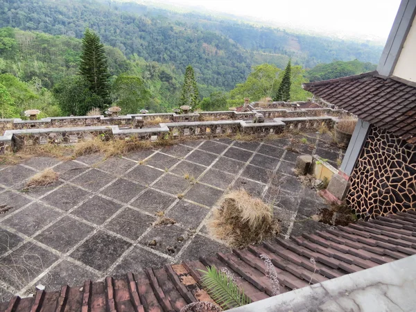 Bedugul, Bali, Endonezya, terk edilmiş bir otel