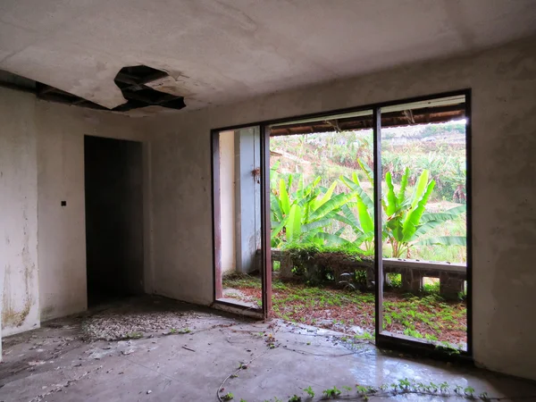 Bedugul, Bali, Endonezya, terk edilmiş bir otel