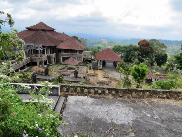 Övergivet hotell i Bedugul, Bali, Indonesien — Stockfoto