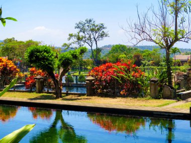 Güzel park park Tirta Gangga Sarayı'Gölü ile