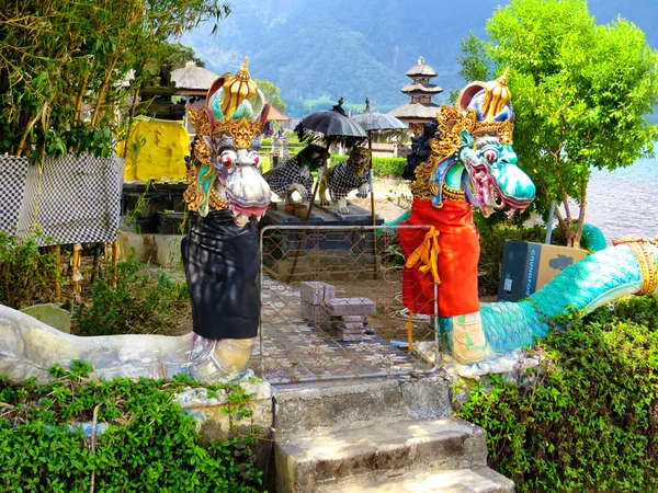 Estátuas das cobras em Ulun Danu templo lago Beratan — Fotografia de Stock