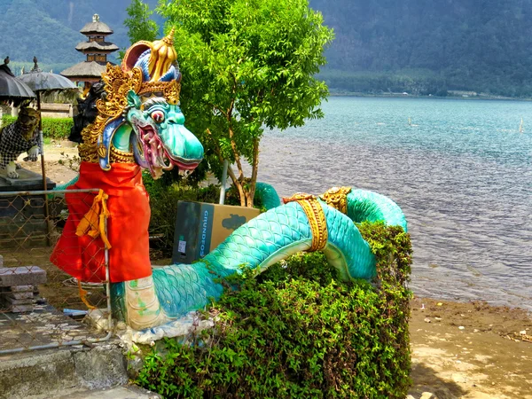 Ulun Danu tapınak Beratan göl yılan heykeli