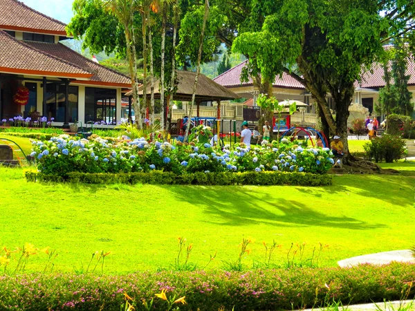 Vacker sommar park nära Ulun Danu temple — Stockfoto