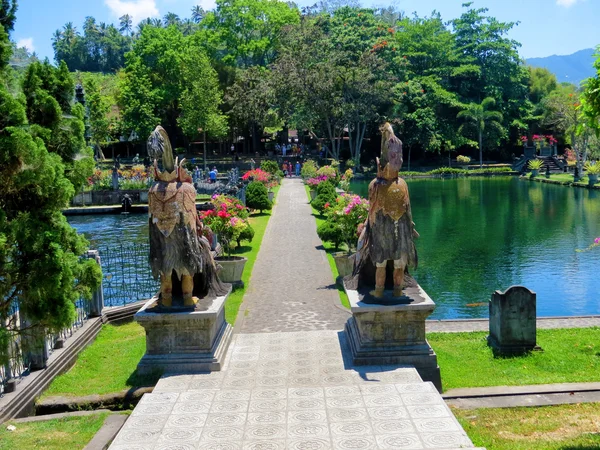 Güzel park park Tirta Gangga Sarayı'Gölü ile
