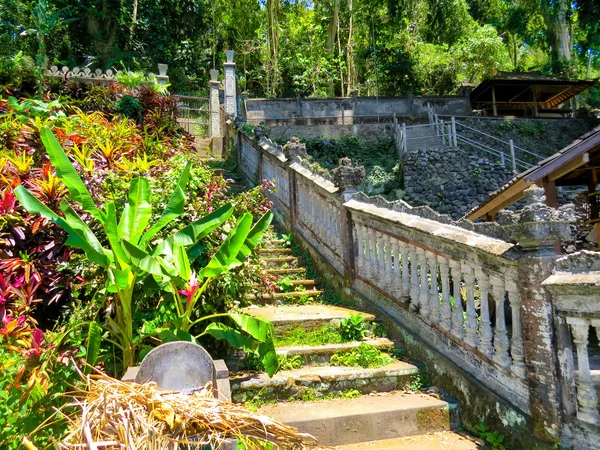 Güzel eski merdiven park Tirta Gangga Sarayı nda