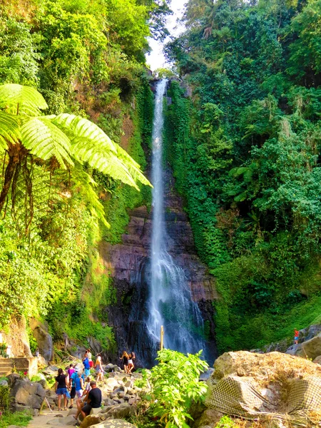 Güzel şelale Git Git büyük taşlarla