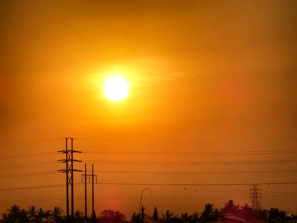 Güzel altın günbatımı güneş ve endüstriyel