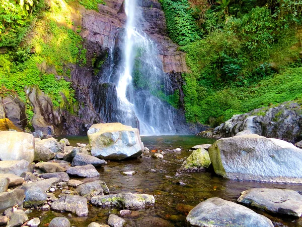 Красивий водоспад Git-Git з великими каменями — стокове фото