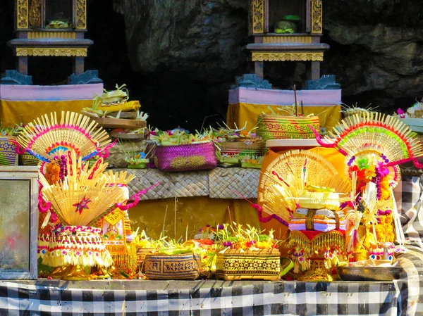 Ofertas en ceremonia en el templo de Goa Lawah — Foto de Stock