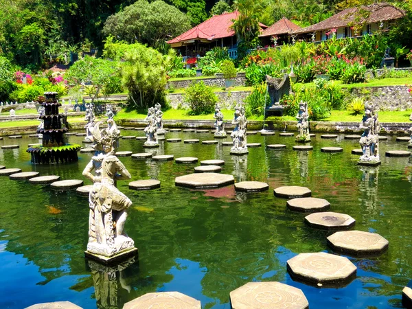 Hermoso lago en el parque del palacio Tirta Gangga — Foto de Stock