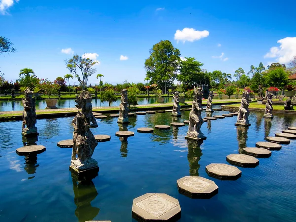 Hermoso lago en el parque del palacio Tirta Gangga — Foto de Stock