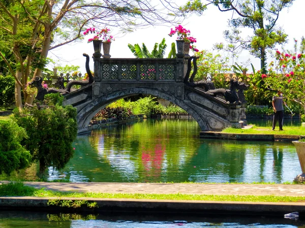 Hermoso puente en el lago en el parque del palacio Tirta Gangga —  Fotos de Stock