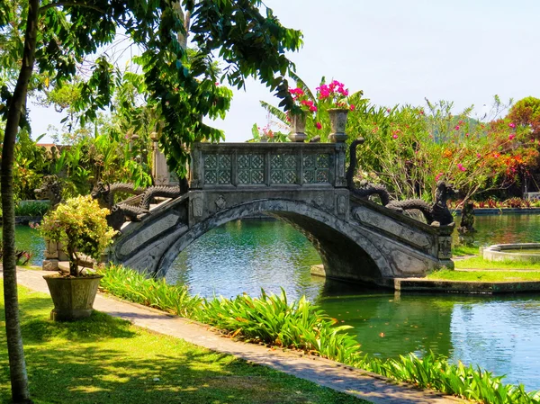 Hermoso puente en el lago en el parque del palacio Tirta Gangga — Foto de Stock