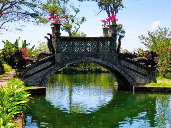Hermoso puente en el lago en el parque del palacio Tirta Gangga —  Fotos de Stock